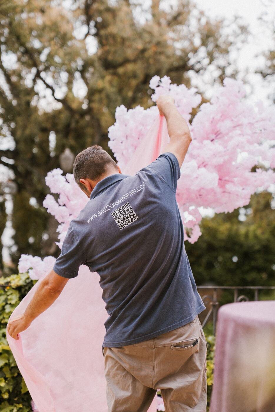 Balloon Man Spain team installing the pink blossom arch