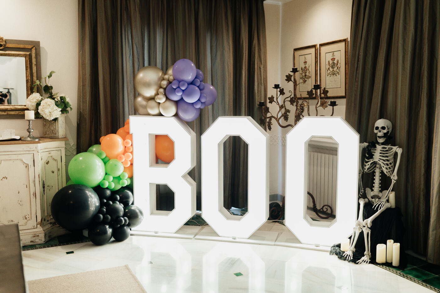 Light-up BOO letters with a Halloween balloon garland and a friendly skeleton, Marbella villa
