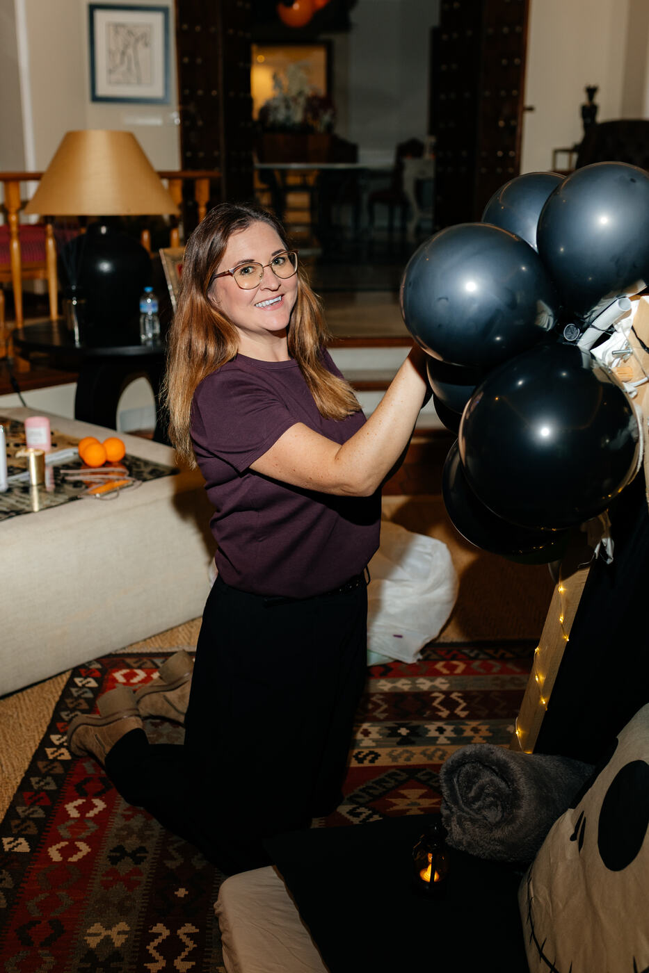 Balloon Man Spain team member setting up black balloons for a Halloween villa makeover, Marbella