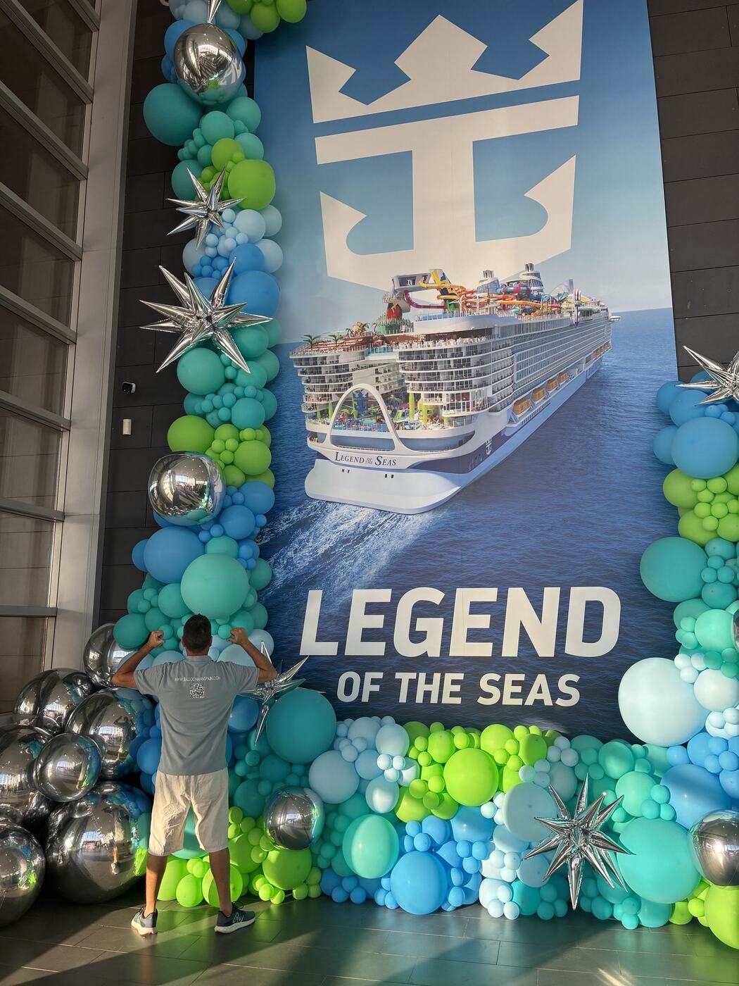 Installing the Legend of the Seas balloon backdrop, Malaga cruise port